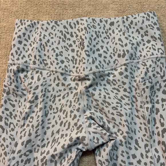 Athleta Salutation Stash Pocket II Leopard Leggings Size M 7/8 0395 - Picture 3 of 5